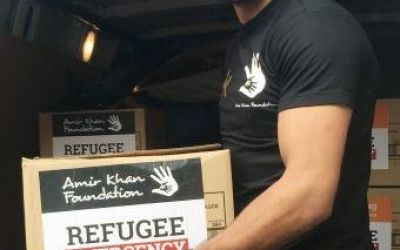 Campionul mondial la box Amir Khan a ajuns în Grecia pentru a-i ajuta pe refugiați
