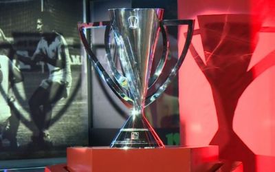 Trofeul Superligii, o creație specială, prezentat la Muzeul Fotbalului sub privirile a numeroase vedete