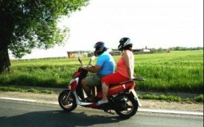 Cei care conduc scutere și mopede au nevoie de permis de conducere