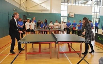 VIDEO / Prințul William și Kate au jucat tenis de masă pentru a promova sportul în rândul persoanelor fără locuințe