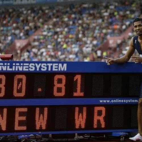 VIDEO / Noul star al sprintului mondial, Wayde van Niekerk, face record mondial pe 300 de metri