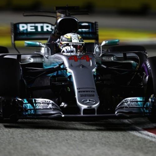 Formula 1: Lewis Hamilton se impune în Singapore și se distanțează la general. Vettel și Raikkonen au abandonat