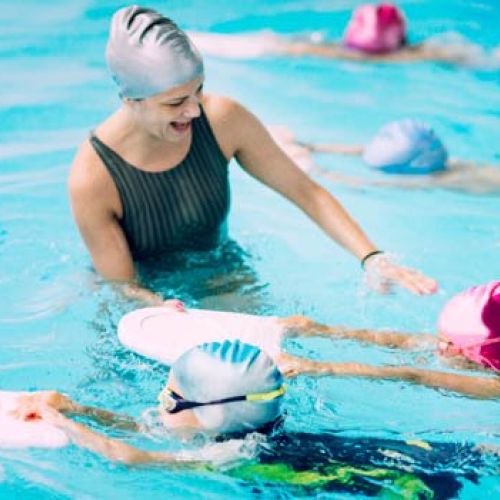 Studiu / Copiii care înoată de la vârste mici își dezvoltă mai multe abilități fizice și mentale