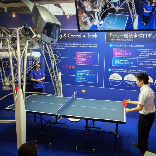 VIDEO / Masa de tenis robotizată care anticipează mișcările fiecărui jucător de tenis de masă
