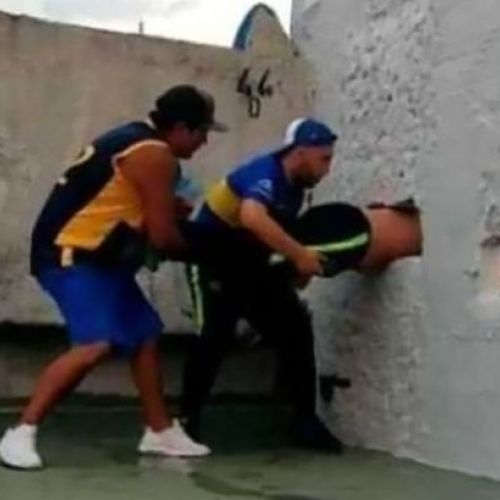 VIDEO / Un fan al lui Boca Juniors, blocat în zidul stadionul, încercând să intre ilegal la meci