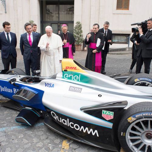 Inedit / Papa Francisc a binecuvântat o mașină de Formula E