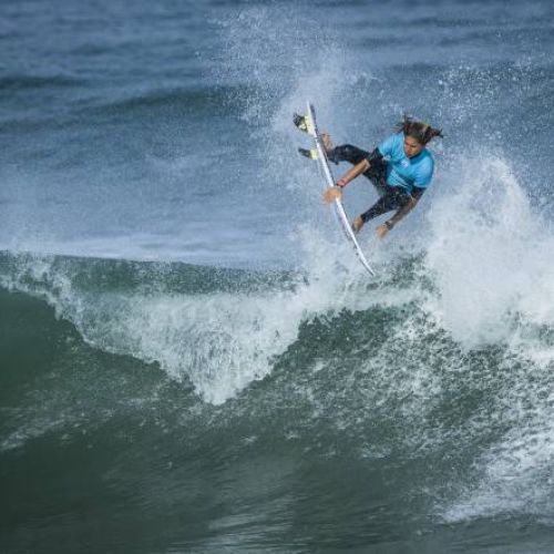 VIDEO / Zahli Kelly, un fenomen al surfingului la 14 ani