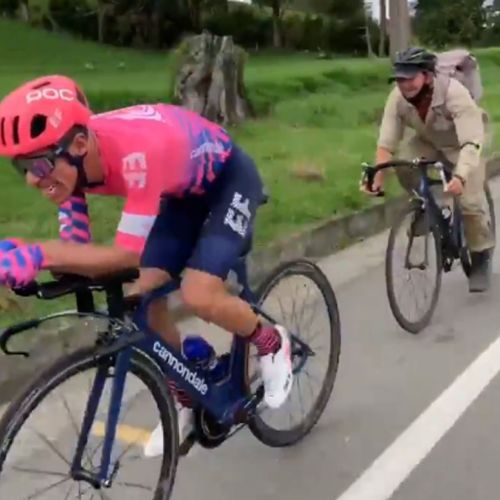 VIDEO / Ciclistul Rigoberto Uran, urmărit de un fermier pe bicicletă