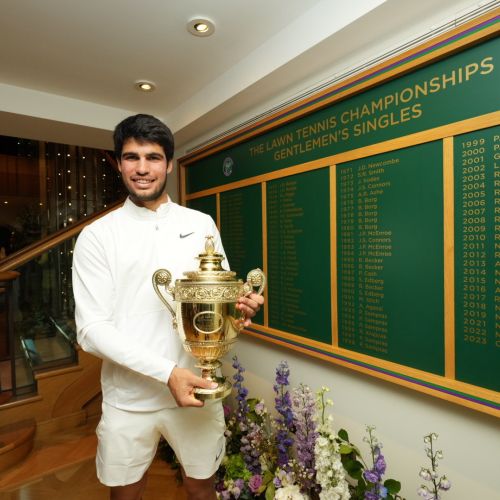 Sir Alcaraz ! Spaniolul Carlos Alcaraz a câștigat turneul de la Wimbledon în fața lui Novak Djokovic