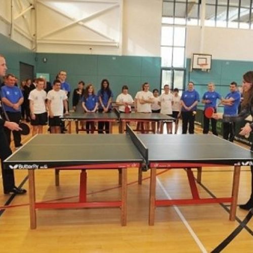 VIDEO / Prințul William și Kate au jucat tenis de masă pentru a promova sportul în rândul persoanelor fără locuințe